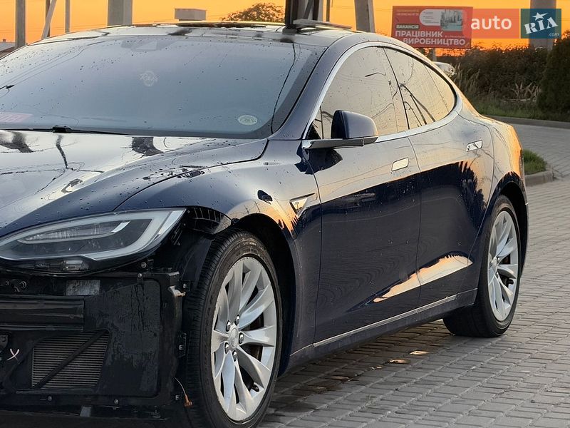 Лифтбек Tesla Model S 2016 в Львове