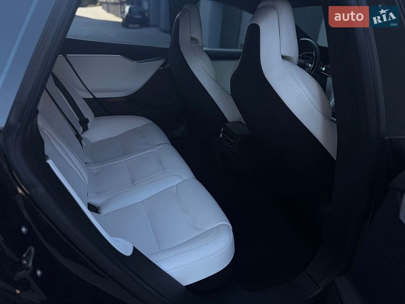 Ліфтбек Tesla Model S 2017 в Тернополі