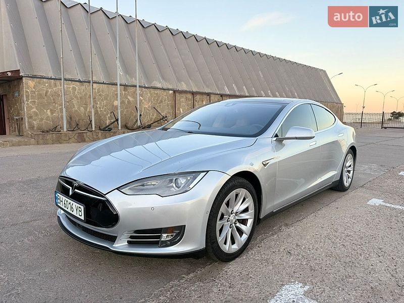 Tesla Model S 2015