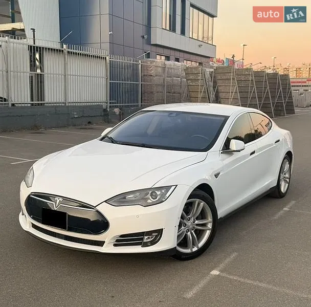 Tesla Model S 2015