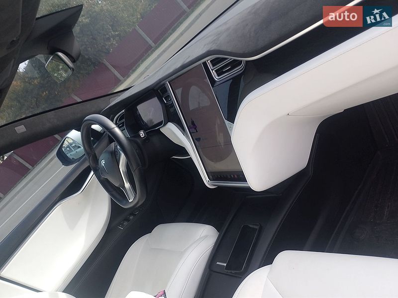Ліфтбек Tesla Model S 2017 в Сарнах