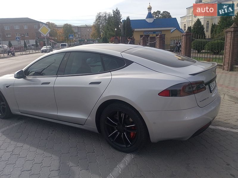 Ліфтбек Tesla Model S 2017 в Сарнах