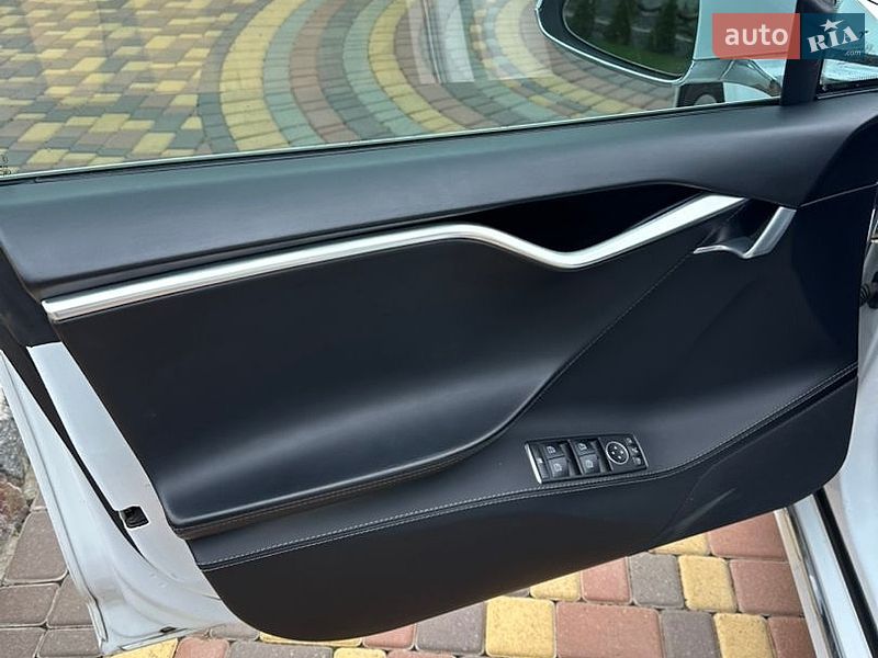 Лифтбек Tesla Model S 2016 в Кропивницком