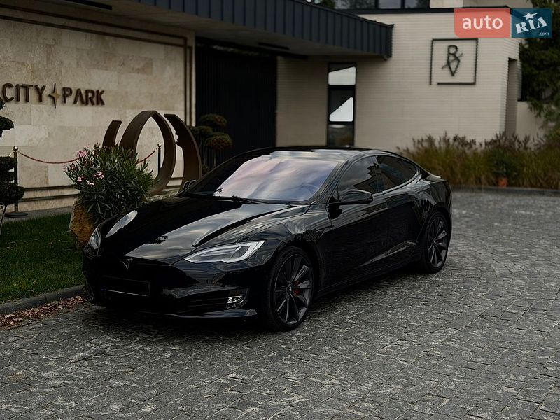 Лифтбек Tesla Model S 2017 в Львове