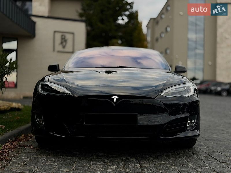 Лифтбек Tesla Model S 2017 в Львове