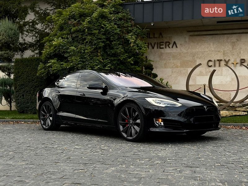 Лифтбек Tesla Model S 2017 в Львове