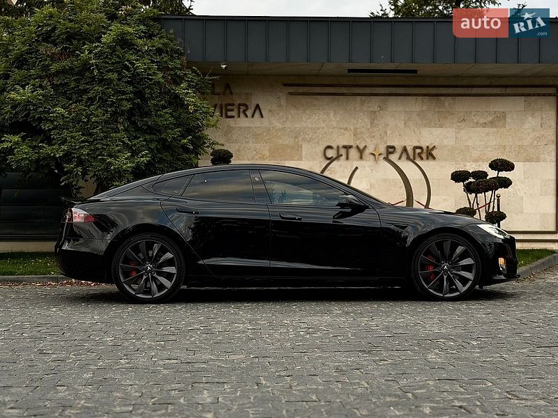 Лифтбек Tesla Model S 2017 в Львове
