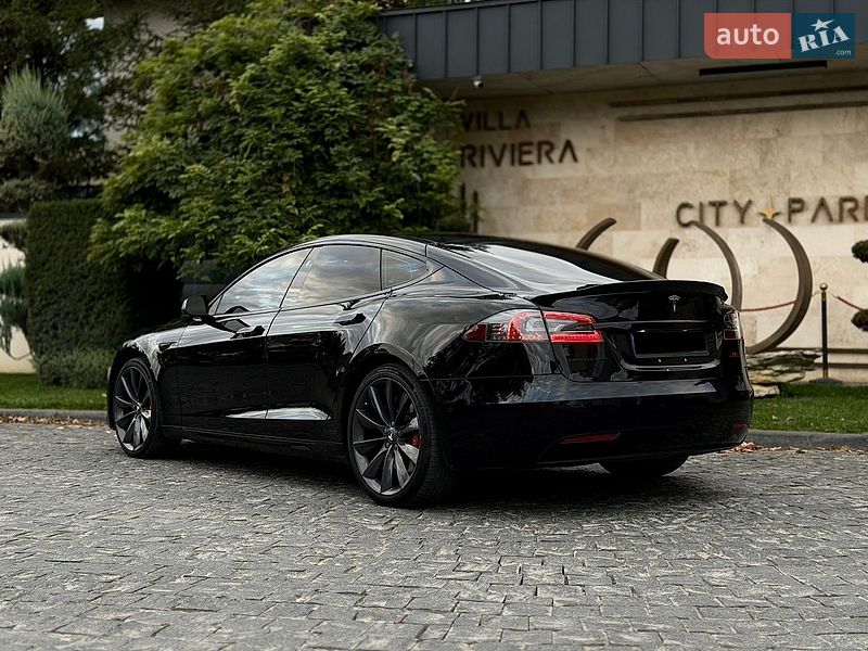 Лифтбек Tesla Model S 2017 в Львове