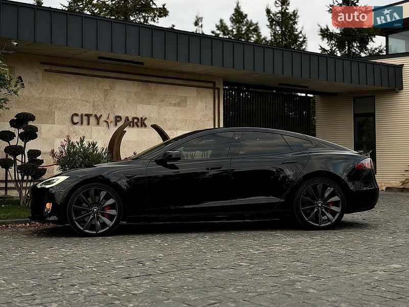 Лифтбек Tesla Model S 2017 в Львове