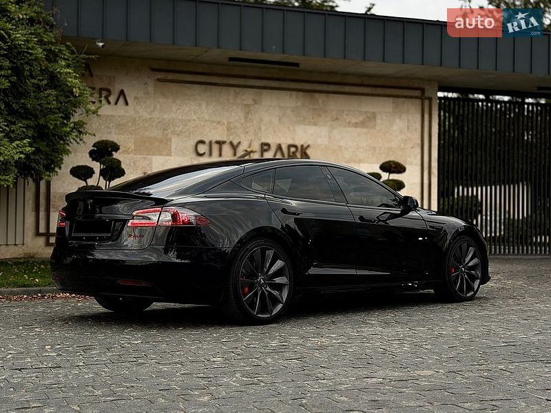 Лифтбек Tesla Model S 2017 в Львове