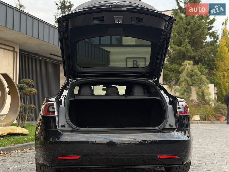 Лифтбек Tesla Model S 2017 в Львове