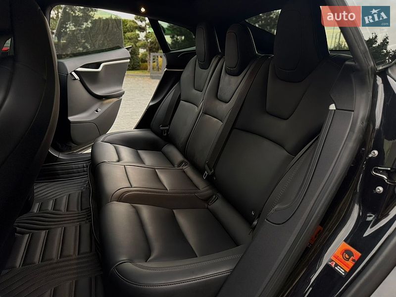 Лифтбек Tesla Model S 2017 в Львове