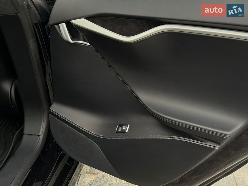 Лифтбек Tesla Model S 2017 в Львове