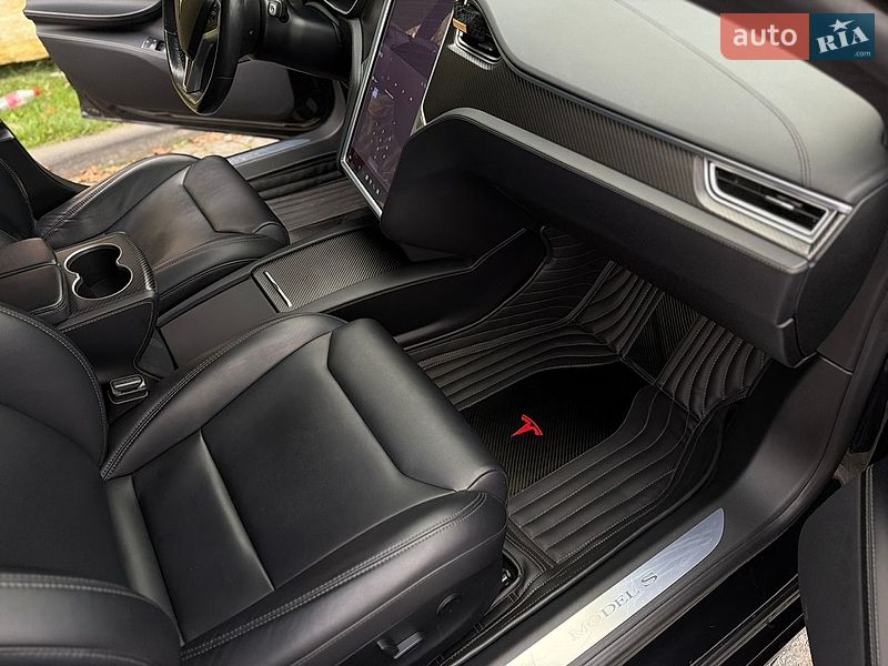 Лифтбек Tesla Model S 2017 в Львове