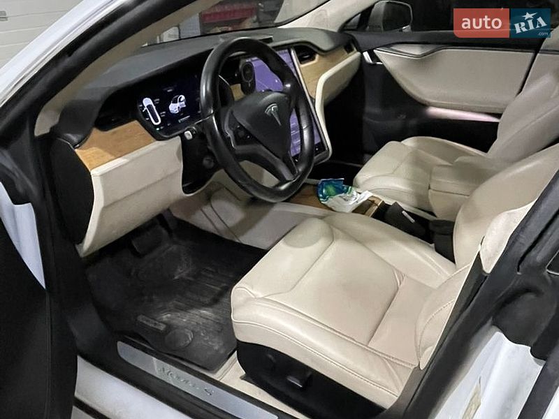 Лифтбек Tesla Model S 2018 в Бродах