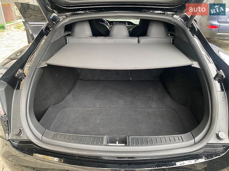Лифтбек Tesla Model S 2019 в Ивано-Франковске