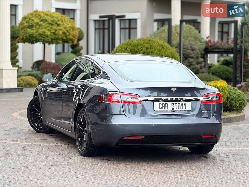 Ліфтбек Tesla Model S 2020 в Стрию