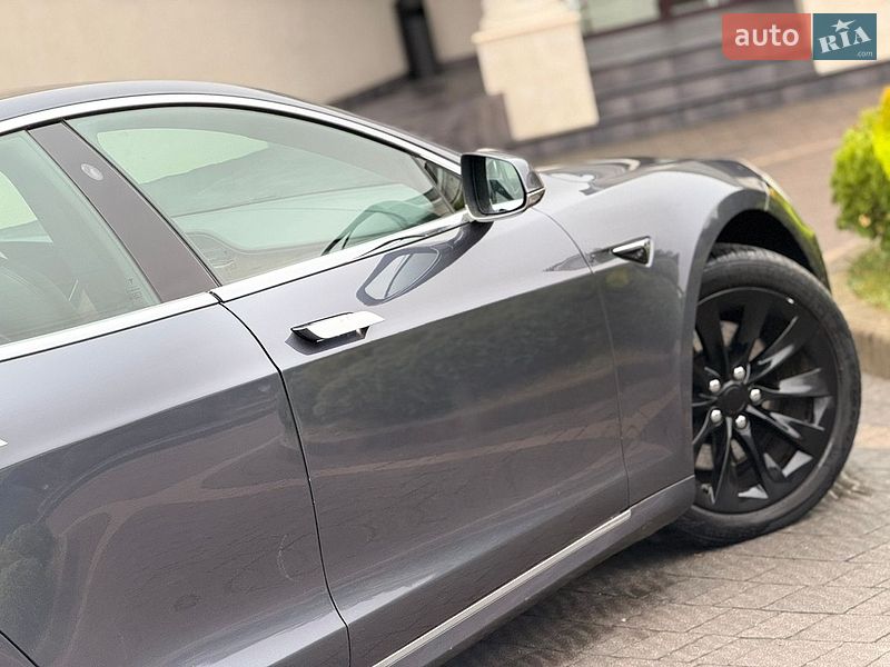 Ліфтбек Tesla Model S 2020 в Стрию