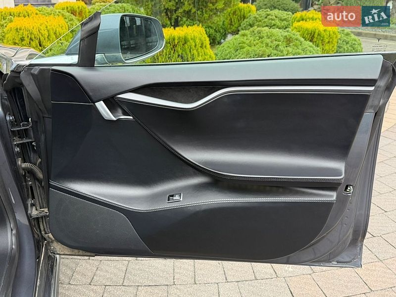 Ліфтбек Tesla Model S 2020 в Стрию
