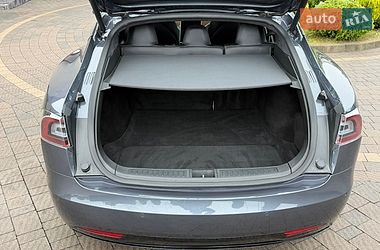 Ліфтбек Tesla Model S 2020 в Стрию