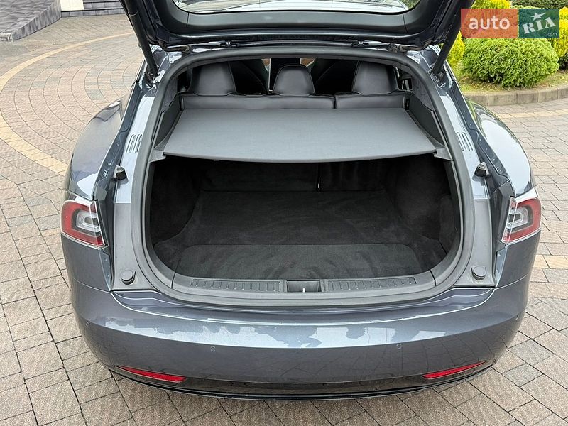 Ліфтбек Tesla Model S 2020 в Стрию