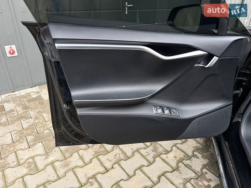 Лифтбек Tesla Model S 2018 в Ковеле
