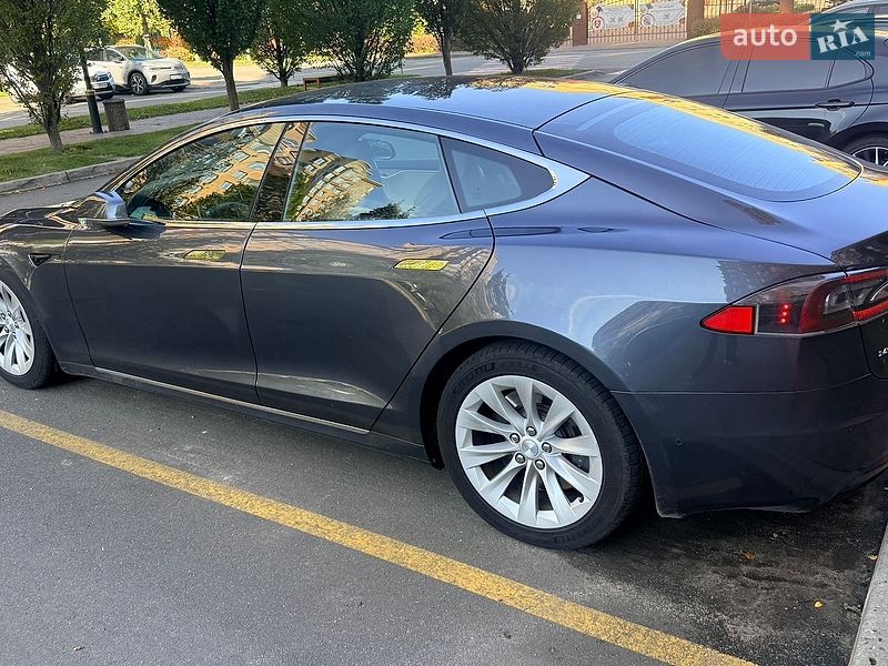 Ліфтбек Tesla Model S 2017 в Києві