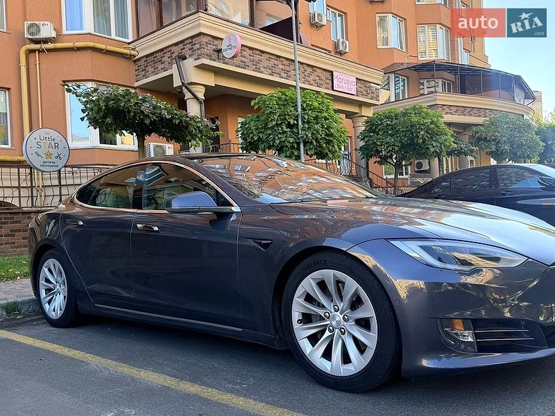 Ліфтбек Tesla Model S 2017 в Києві
