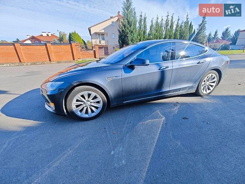 Ліфтбек Tesla Model S 2015 в Львові