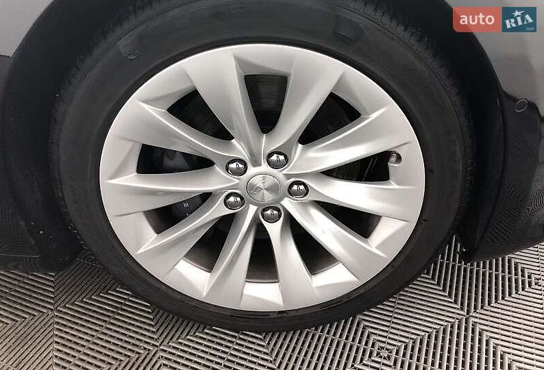 Лифтбек Tesla Model S 2017 в Киеве