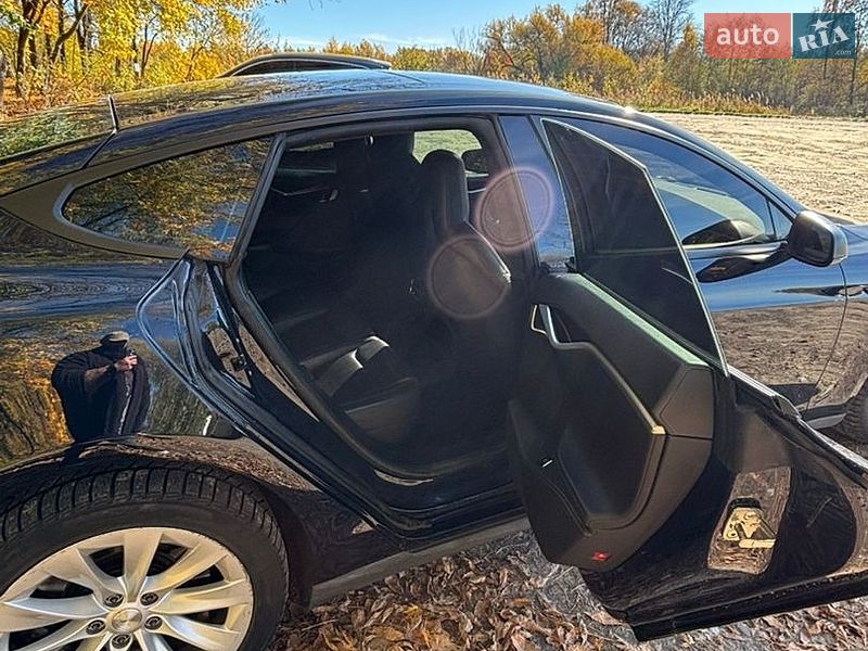Лифтбек Tesla Model S 2015 в Львове