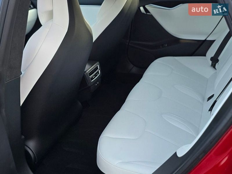 Ліфтбек Tesla Model S 2017 в Львові фото 14 Ліфтбек Tesla Model S 2017 в Львові