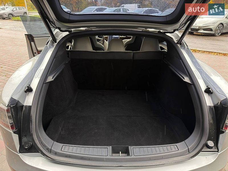 Ліфтбек Tesla Model S 2016 в Львові