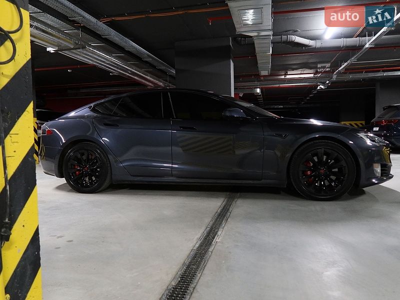 Лифтбек Tesla Model S 2016 в Ивано-Франковске