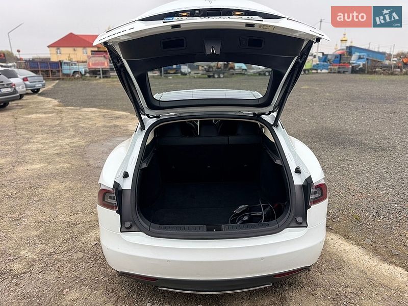 Лифтбек Tesla Model S 2015 в Луцке