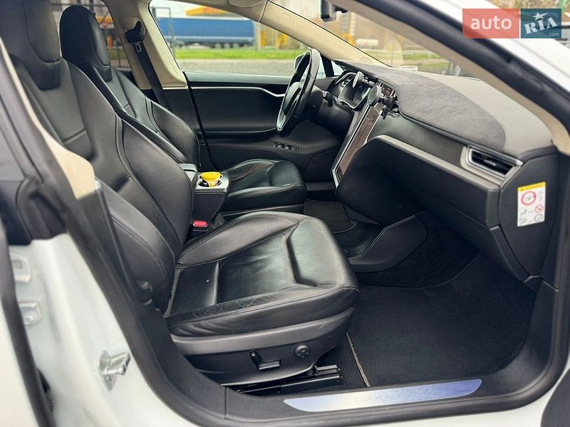 Лифтбек Tesla Model S 2015 в Луцке