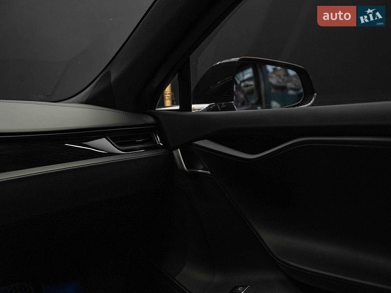 Лифтбек Tesla Model S 2018 в Черновцах