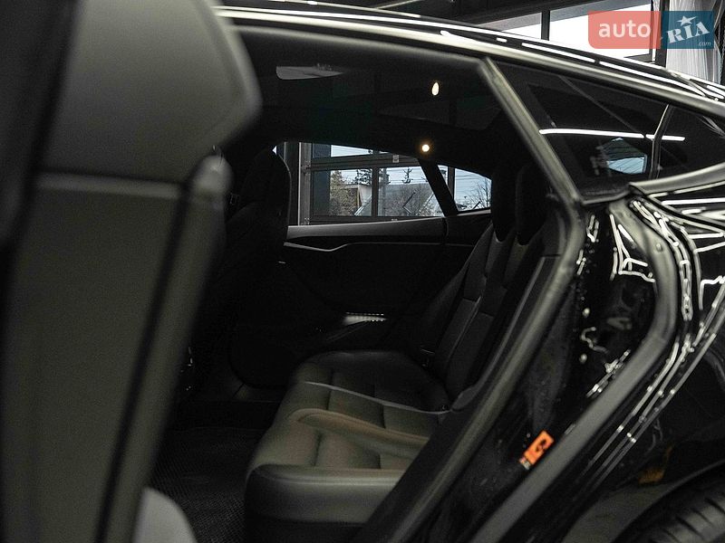 Лифтбек Tesla Model S 2018 в Черновцах