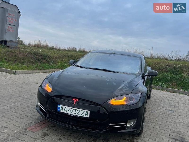 Лифтбек Tesla Model S 2015 в Луцке