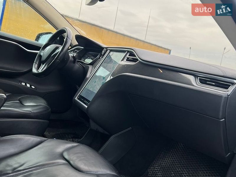 Лифтбек Tesla Model S 2015 в Луцке
