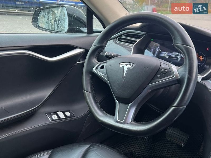 Лифтбек Tesla Model S 2015 в Луцке