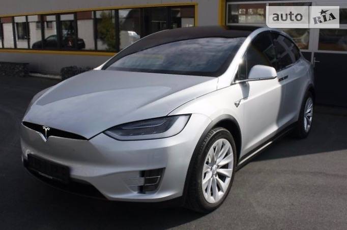 Tesla Model X 2017 года