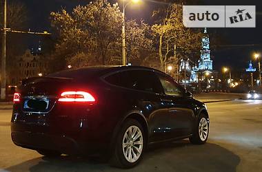 Позашляховик / Кросовер Tesla Model X 2017 в 