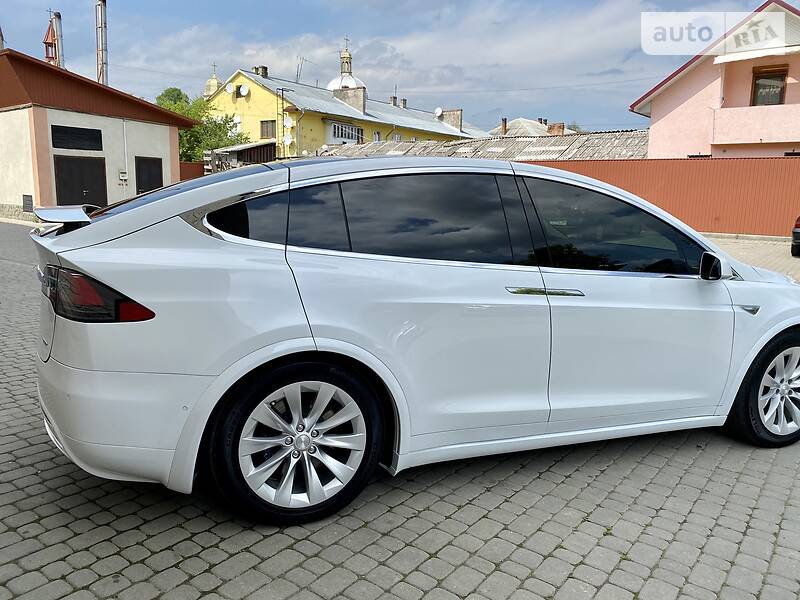 Хэтчбек Tesla Model X 2016 в Сторожинце