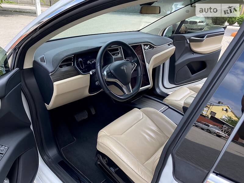 Хэтчбек Tesla Model X 2016 в Сторожинце