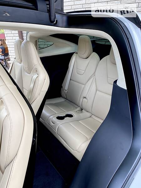 Хэтчбек Tesla Model X 2016 в Сторожинце