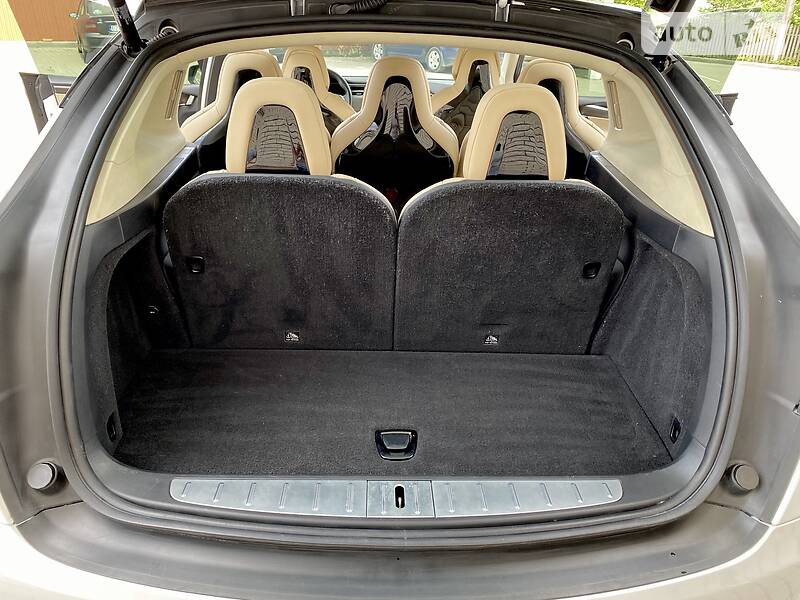 Хэтчбек Tesla Model X 2016 в Сторожинце