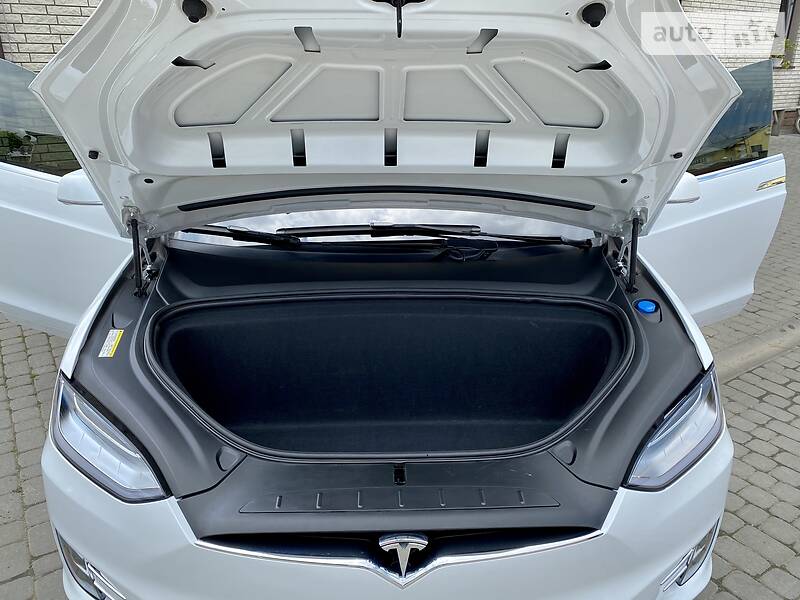 Хэтчбек Tesla Model X 2016 в Сторожинце