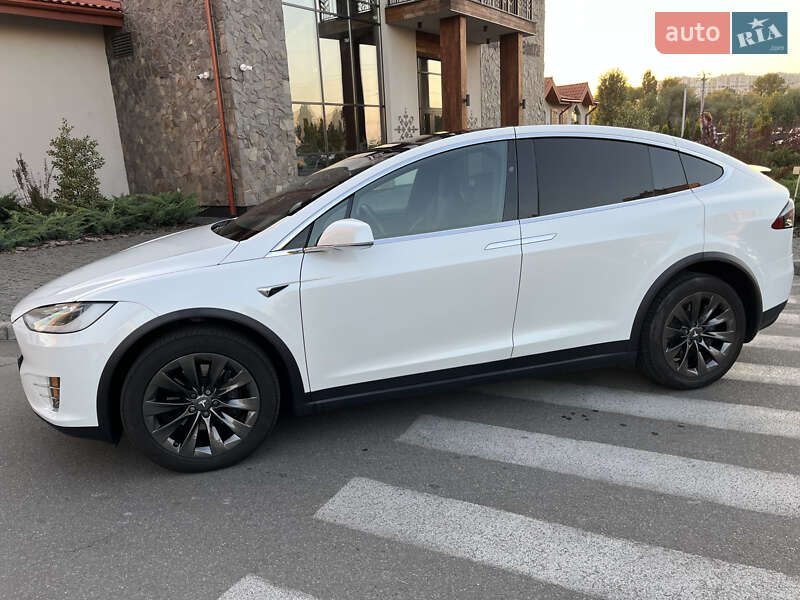 Внедорожник / Кроссовер Tesla Model X 2018 в Вишневом