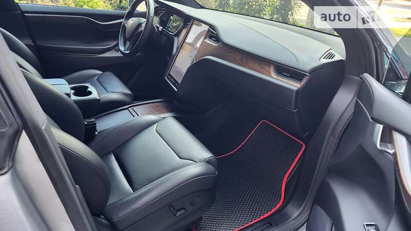 Позашляховик / Кросовер Tesla Model X 2018 в Кам'янському